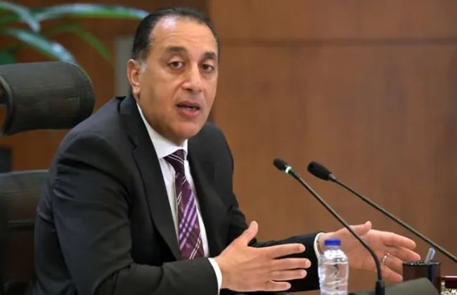 رئيس الوزراء يتابع مع محافظ القاهرة الموقف التنفيذى لعدد من مشروعات المحافظة 