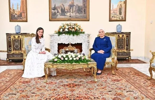 السيدة انتصار السيسى تنشر صور استقبالها لملكة إسبانيا.. وتؤكد: أرحب بجلالتها 