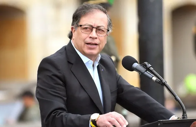 رئيس كولومبيا يشارك فى تعبئة المساعدات المصرية المقدمة لقطاع غزة 