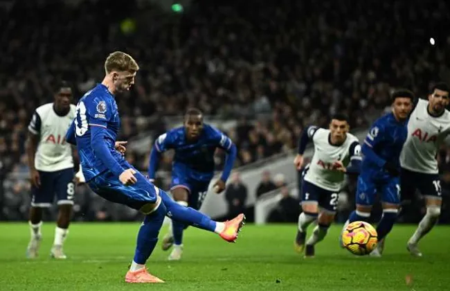 توتنهام ضد تشيلسي.. البلوز يحسم الشوط الأول بهدف بيدرو 