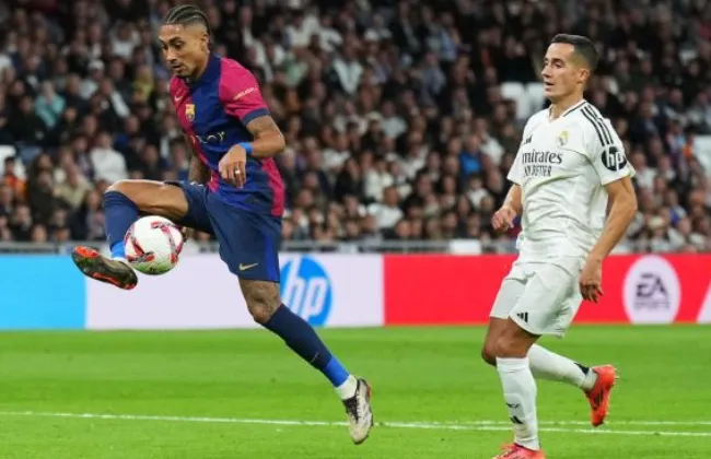 برشلونة يواصل ملاحقة الريال على صدارة الدوري الإسباني بثلاثية إلتشي 