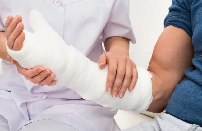 ابتكار مسدس غراء يعالج الكسور عن طريق طباعة العظام الحية 