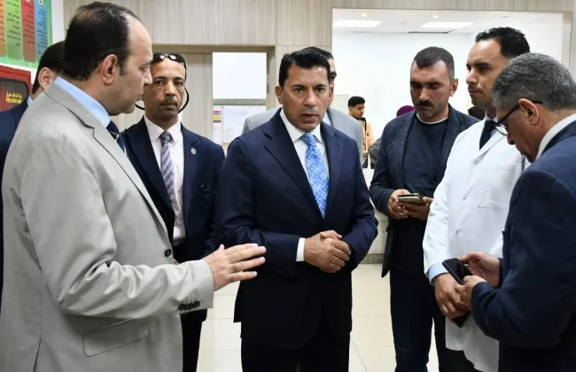 وزير الرياضة يطمئن على مصابي حادث انقلاب ميني باصطريق القاهرة – العين السخنة 