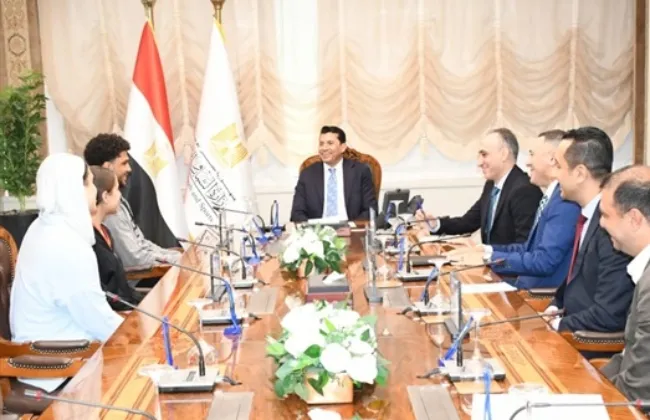 وزير الرياضة يلتقي أبطال المشروع القومي للموهبة والبطل الأولمبي 