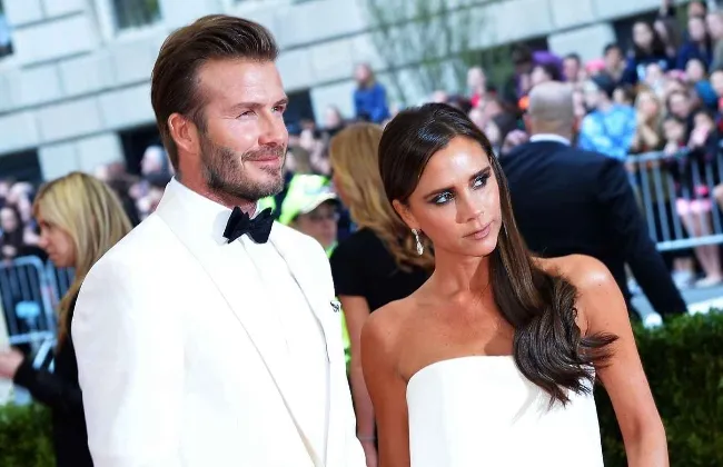 فيكتوريا بيكهام تصمم بدلة مميزة لزوجها فى يوم تكريمه الملكى 