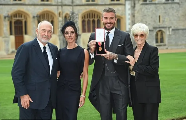 فيكتوريا بيكهام تعبر عن فخرها بعد حصول زوجها على لقب 