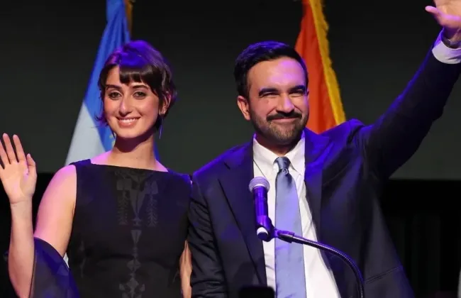 زوجة زهران ممدانى بإطلالة من تصميم فلسطينى فى أول ظهور 