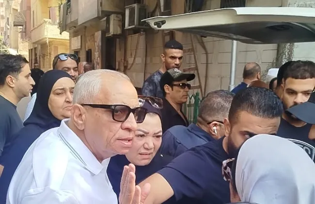 وصول جثمان السيناريست أحمد عبد الله لمسجد السراج 