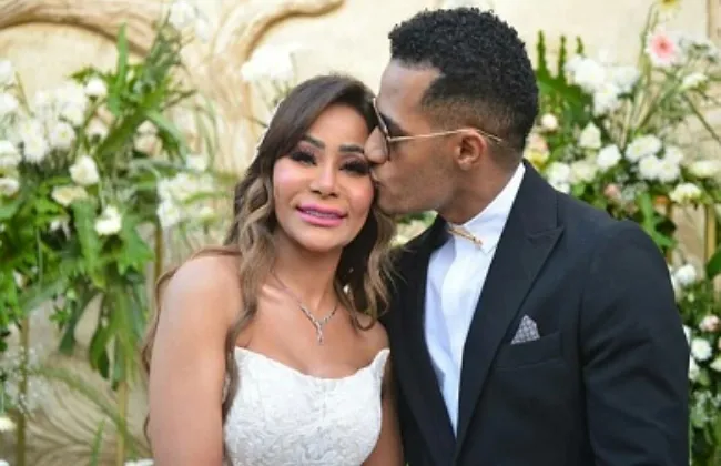 شقيقة محمد رمضان تنهار بعد دفن والدها وتقرأ القرآن وتدعو له 