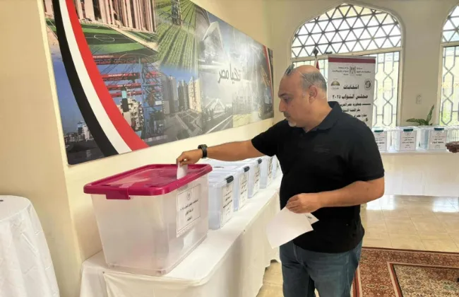 توافد الجالية المصرية بالرياض على مقر السفارة للتصويت فى انتخابات النواب 