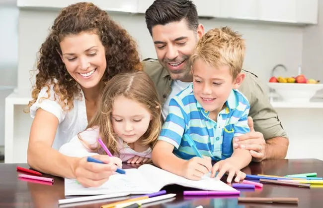 كيف نُساعد أبناءنا على التعامل الواعي مع التريندات؟ خبراء يوضحون دور الأسرة