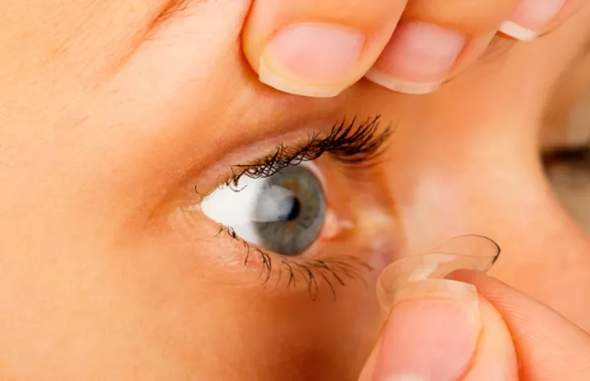 الشتاء يضاعف معاناة مستخدمي العدسات اللاصقة.. أطباء يحذرون ويقدمون نصائح وقائية