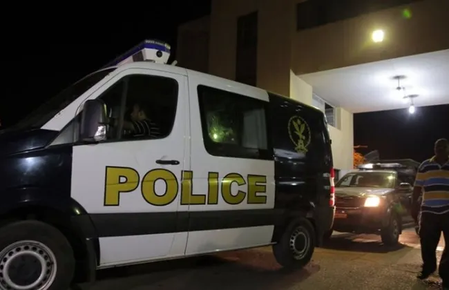 سوداني يقوم بالتخلص من الكلاب