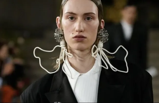 إكسسوارات بسيطة تعيد صياغة الإطلالة اليومية للمرأة في 2026