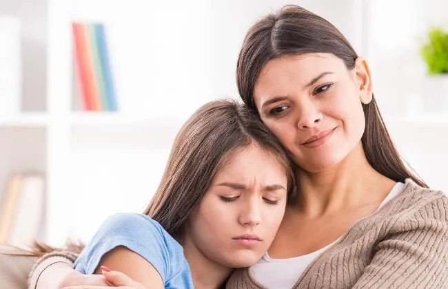 خبراء تربية: الحوار مع الأبناء أهم وسيلة لحماية المراهقين من الضغوط الرقمية