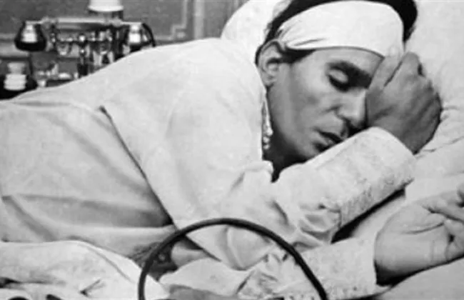 اللحظات المؤثرة لعبد الوهاب في غرفة حليم قبل الدفن