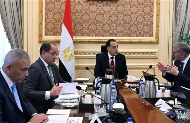 الحكومة تؤكد على أهمية الشراكة مع مجتمع الأعمال 