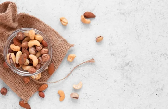 تحذير طبي: الإفراط في تناول المكسرات قد يهدد صحتك