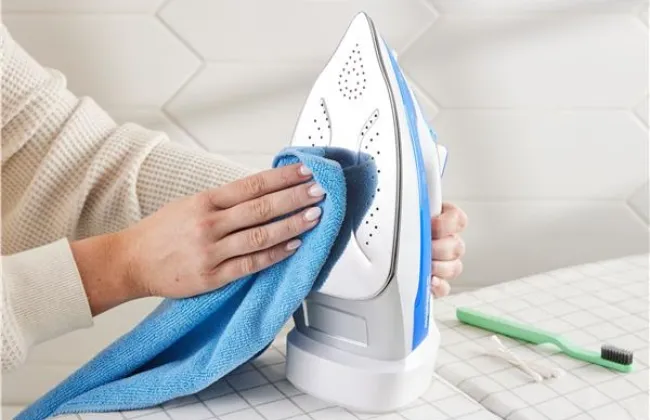 وداعاً للبقع والحروق.. طرق منزلية بسيطة لتنظيف قاعدة المكواة وإعادتها كالجديدة