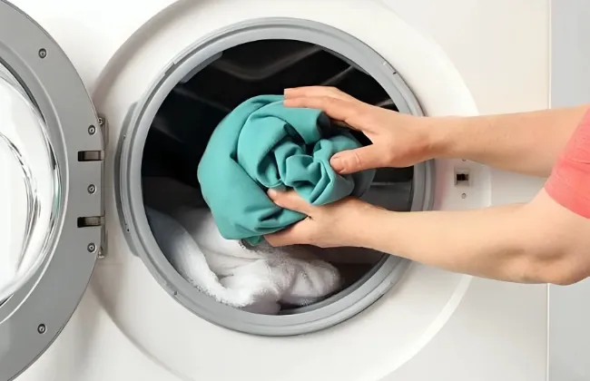 كيف تنقذين ملابسك من بقع الكلور؟.. 5 حلول منزلية مبتكرة لمواجهة بقع التبييض المفاجئة