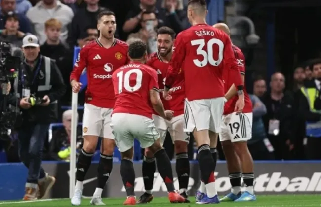 مايكل كاريك يعلن تشكيل مانشستر يونايتد لمواجهة برينتفورد في الدوري الإنجليزي