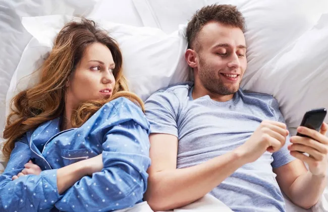 الخيانة الصامتة.. علامات تحذيرية في سلوك الزوج قد تغفل عنها الكثير من النساء