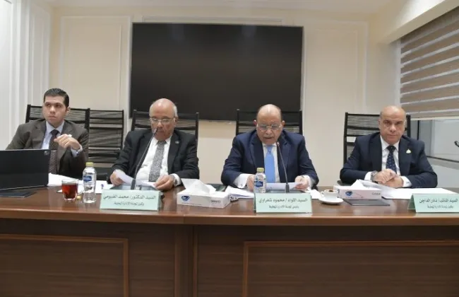 مشادة داخل اجتماع 