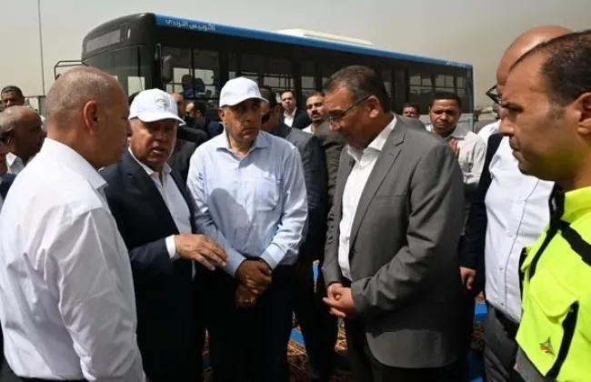 رئيس الوزراء ووزير النقل يستقلان عربة بالمرحلة الأولى لمترو الإسكندرية