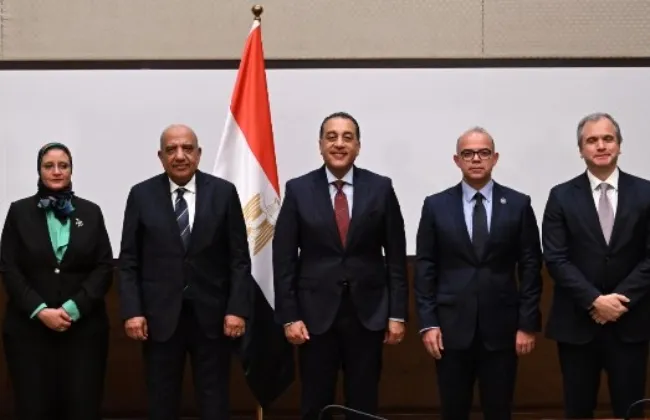 رئيس الوزراء يشهد توقيع اتفاقيتي الاستثمار والتشغيل وشراء الطاقة لمحطة طاقة رياح جبل الزيت