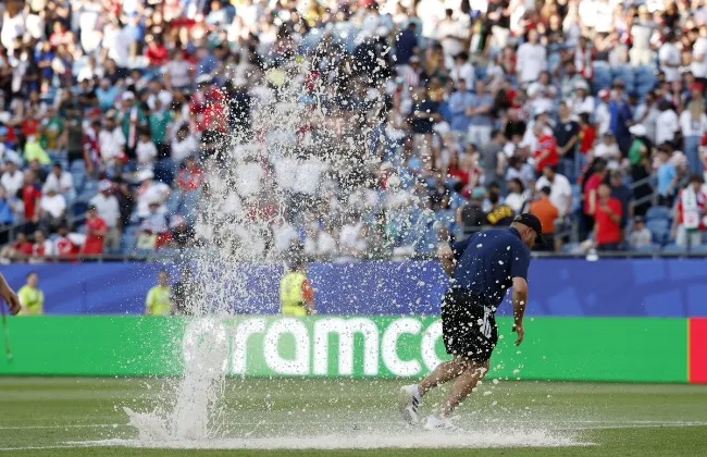 انفجار غير مألوف بين شوطي مباراة العراق والنرويج فى كأس العالم