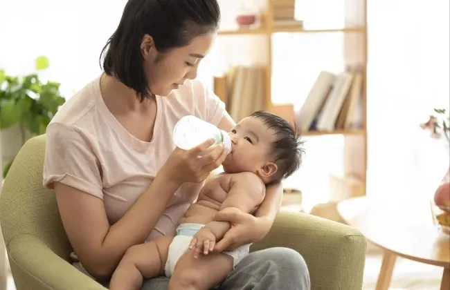 رضيع صينى يدخل العناية المركزة لإصابته بتسمم نتيجة تحضير حليب صناعى بعصير الخضار