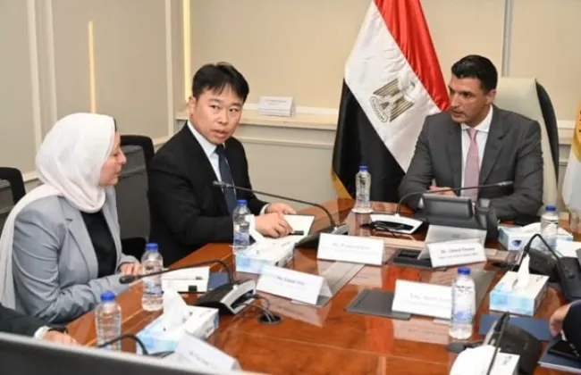 وزير الصناعة يبحث مع مسؤولي شركة سامسونج إلكترونيكس مشروعاتها وخططها التوسعية
