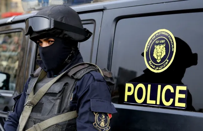الداخلية تضبط المتهمين بالتلويح بلافتات خاصة بالمقابر