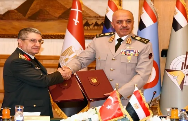 الفريق أحمد خليفة يلتقى رئيس هيئة الأركان العامة للقوات المسلحة التركية
