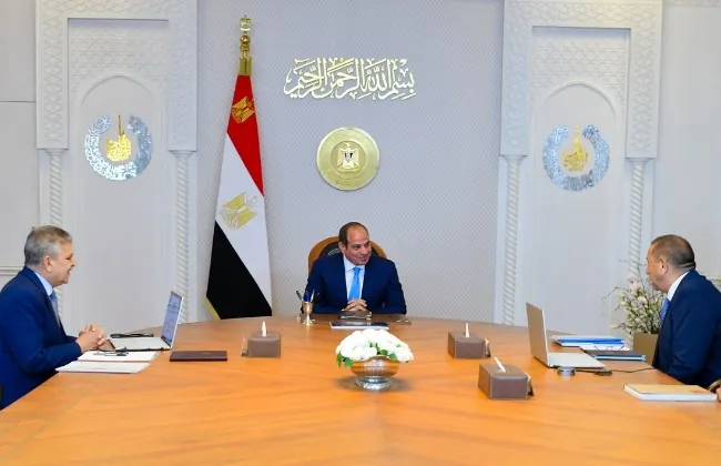الرئيس السيسى يتابع تطورات بناء القاطرات البحرية من طراز «عزم» بقوة شد تسعين طنًا