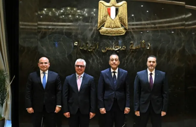 مدبولى يشهد توقيع عقد 