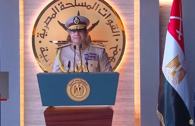 الرئيس السيسى يطلب سلام الشهيد قبيل كلمته بافتتاح مقر القيادة الاستراتيجية