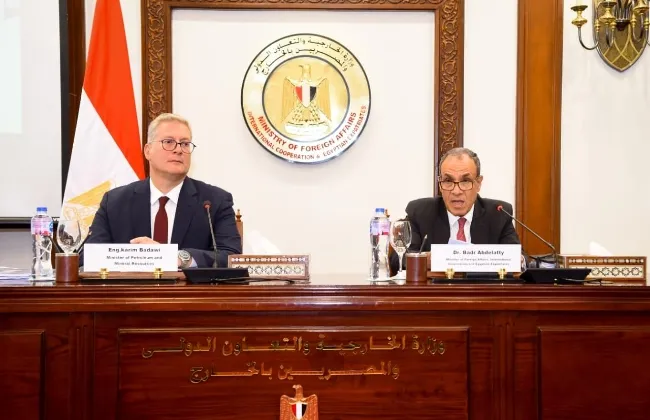وزيرا الخارجية والبترول يعقدان جلسة إحاطة مع ممثلي السفارات الأجنبية في مصر