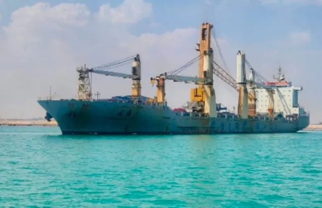 ميناء السخنة يستقبل السفينة CHIPOLBROK SUN وعلى متنها ونش عملاق