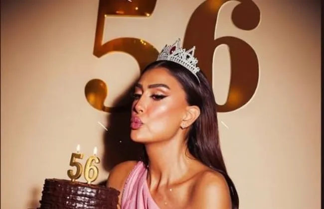 غادة عبد الرازق تفاجئ جمهورها بإطلالة وردية ملكية فى عيد ميلادها الـ56