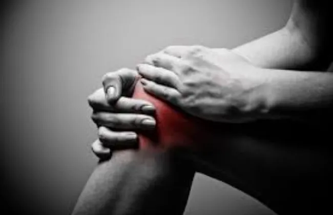 بديل لجراحة الركبة.. إجراء جديد يخفف آلام خشونة المفاصل لمدة عام دون عملية