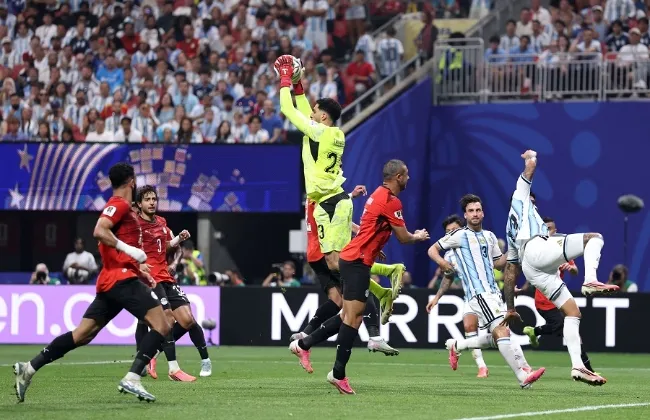 منتخب مصر يتقدم على الأرجنتين 1-0 في الشوط الأول