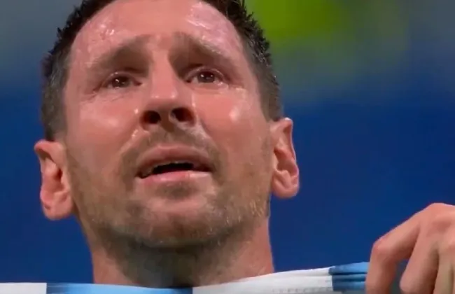 ميسي يبكي فرحًا بعد الفوز على مصر في كأس العالم