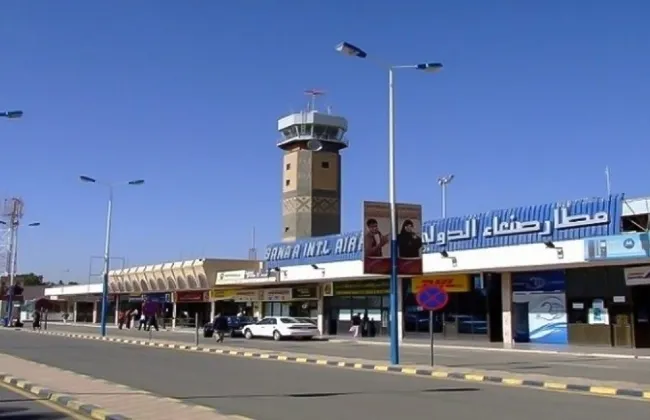 اليمن: قواتنا المسلحة استهدفت مدرج مطار صنعاء لمنع الطائرة الإيرانية من الهبوط