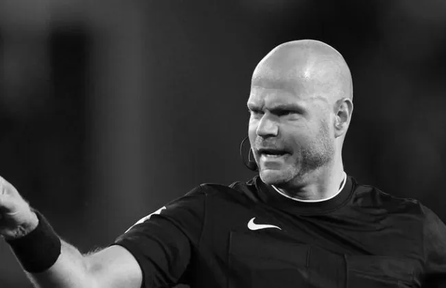فيفا والاتحاد الهولندى ينعيان الحكم روب ديبرينك بعد وفاته المفاجئة