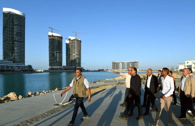 رئيس الوزراء يتفقد طريق البوليفار وكمبوند مزارين بالعلمين الجديدة