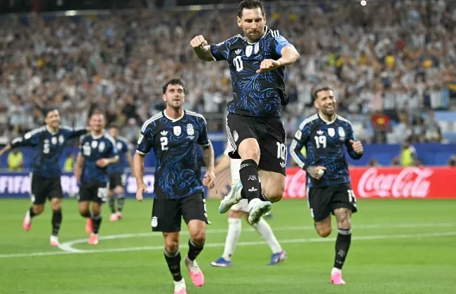 الأرجنتين تهزم إنجلترا 2 - 1 وتواجه إسبانيا في نهائي كأس العالم 2026