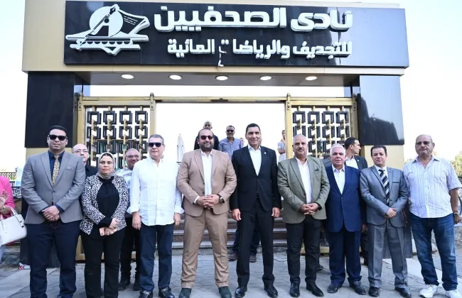 وزير الشباب والرياضة يتفقد أعمال تطوير نادى الصحفيين