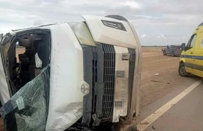 إصابة 14 شخصًا إثر انقلاب ميكروباص على طريق رأس غارب – الغردقة