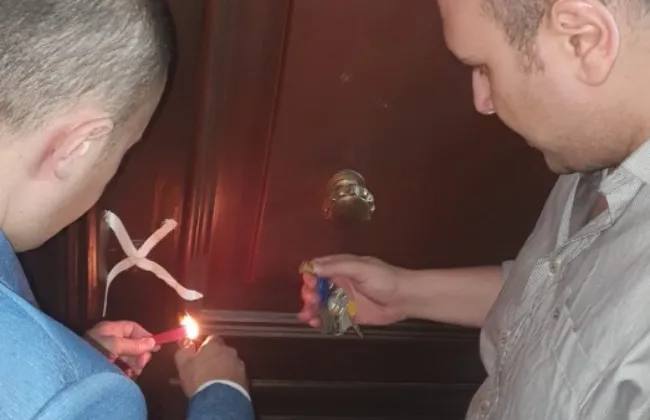 الصحة تغلق منشأة غير مرخصة لزراعة الشعر وتضبط منتحلى صفة طبيب
